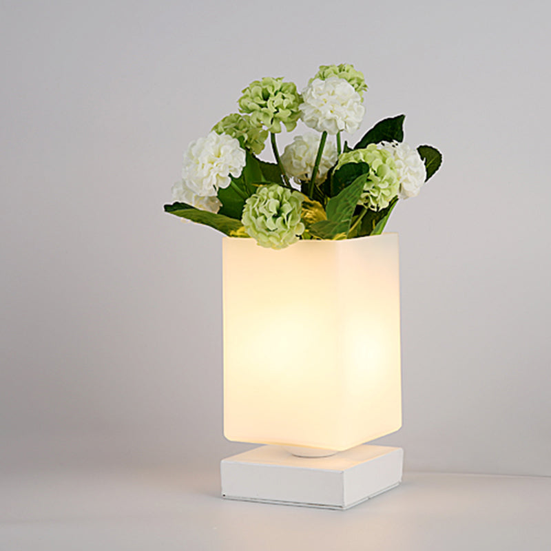 Luna - Elegante lámpara de noche esmaltada Art Déco para una sala de estar romántica