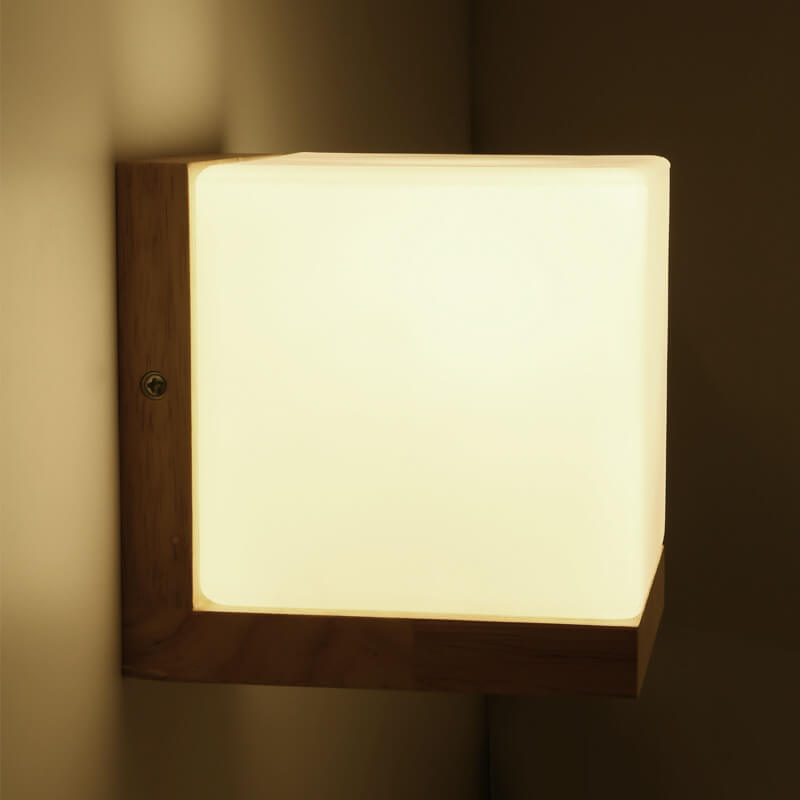 EcoShine - Moderne wandlamp van hout met kubusvormige sokkel