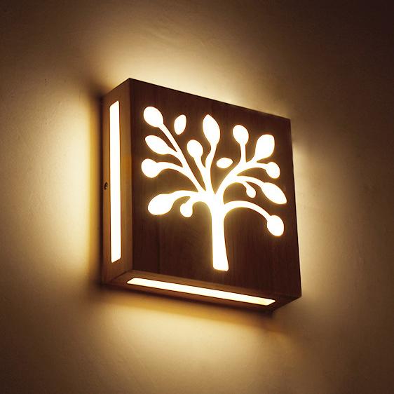 NatuurGlow - Moderne LED-wandlamp van massief hout met Happy Tree en geweimotief